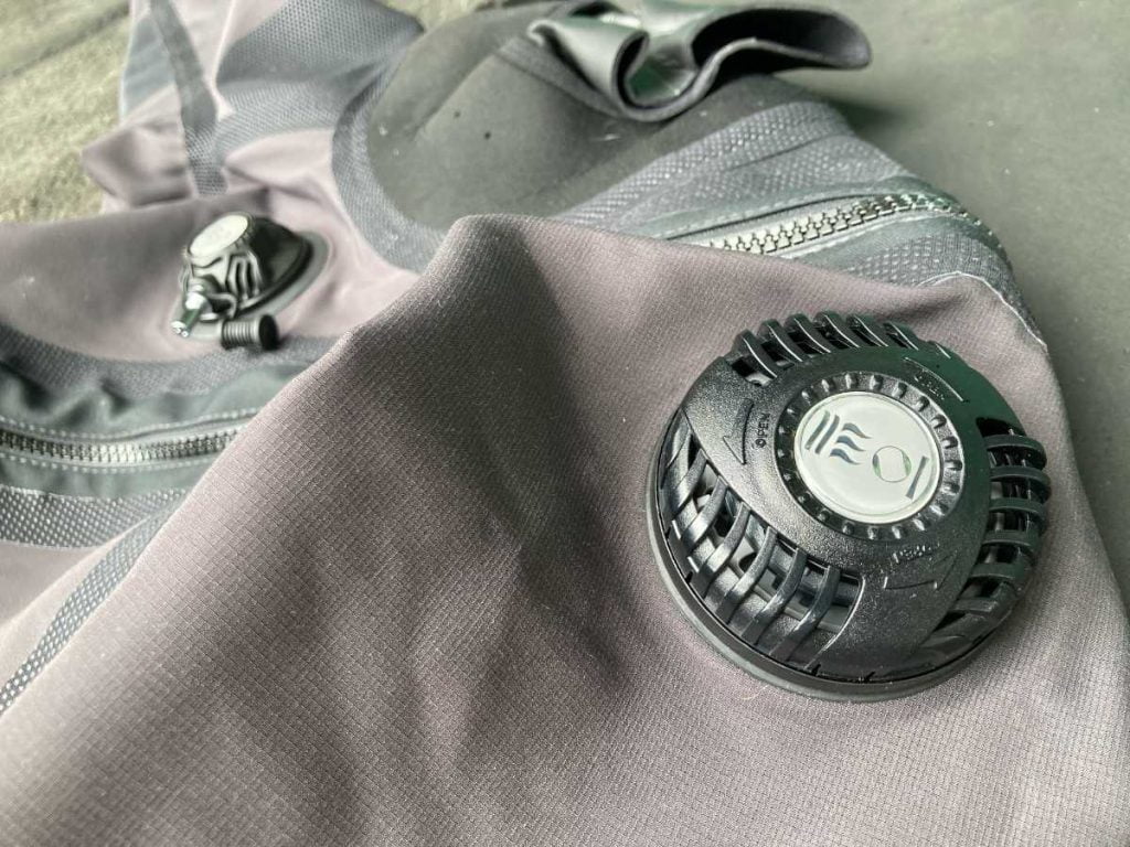 Drysuit shoulder deflator valve
